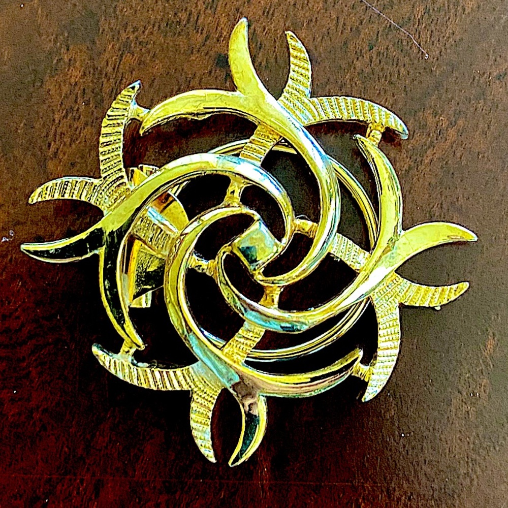 Jeri-Lou Vintage Gold Tone Swirl Swoop Scarf Clip 2”L